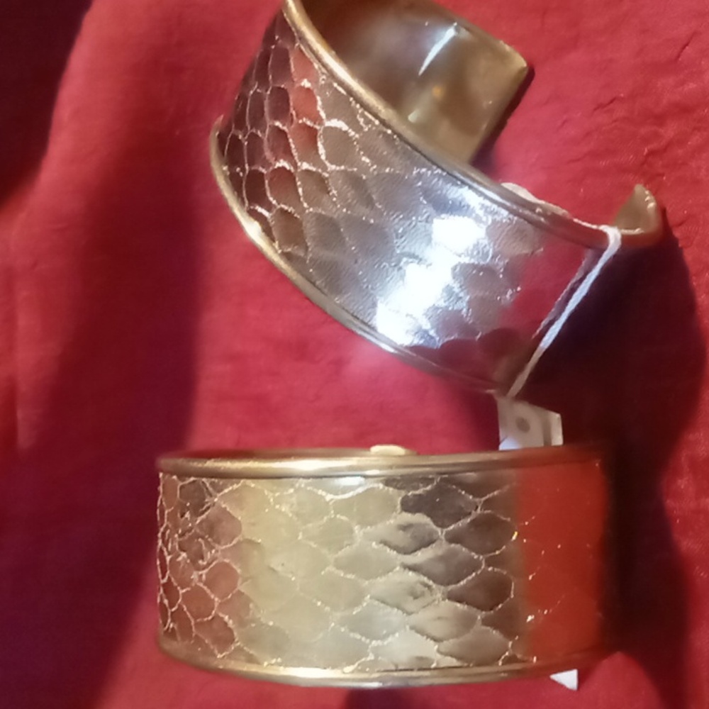 Two's company cuff brackets nwt Animal print .